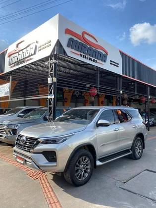 TOYOTA HILUX SW4 2.8 D-4D TURBO DIESEL SRX 7L 4X4 AUTOMÁTICO